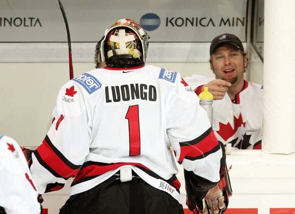 Goalies unter sich: Martin Brodeur (re.) und Roberto Luongo (beide Kanada) Eishockey WM Herren Weltmeisterschaft 2004 2005, Gruppe B, Länderspiel, Nationalmannschaft, Nationalteam, Nationaltrikot Gruppe Innsbruck