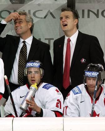 Trainer Marc Habscheid (hint. re.) skeptisch, Simon Gagne (li.) und Joe Thornton (alle Kanada) in einer Spielpause Eishockey WM Herren Weltmeisterschaft 2004 2005, Gruppe B, Länderspiel, Nationalmannschaft, Nationalteam, Nationaltrikot Gruppe Innsbruck Skepsis