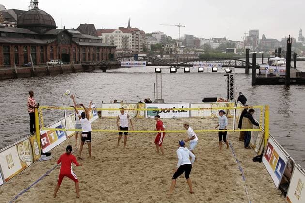 Im Vorfeld des Beachvolleyball Masters in Hamburg gibt es ein Showspiel auf einem Ponton im Hamburger Hafen zu bewundern Beachvolleyball Pressetermin zum Auftakt der Beachvolleyball Masters 2005, Beach, Vorstellung, Präsentation Totale Hamburg