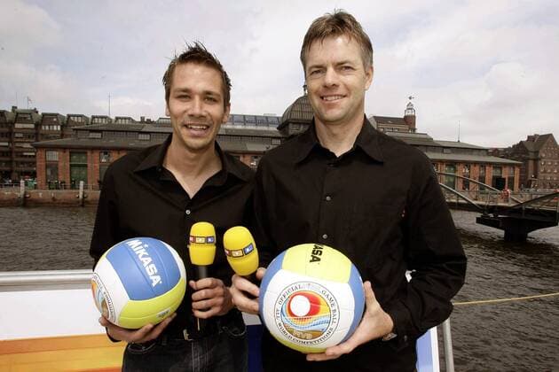 Die beiden RTL Moderatoren Simon Südel (li.) und Thomas Bartels (beide Deutschland) Beachvolleyball Herren Pressetermin zum Auftakt der Beachvolleyball Masters 2005, Beach, Vorstellung, Präsentation, Gruppe Hamburg