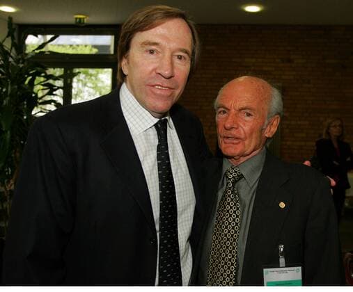 DFB Botschafter Günter Netzer (li.) und Trainerlegende Dettmar Cramer (beide Deutschland) während einer DFB Gala Fußball Herren DFB Gala 2005, Sportgala, Festakt, Gruppe Köln