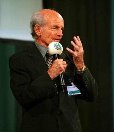 Trainerlegende Dettmar Cramer (Deutschland) hält während einer DFB Gala eine Ansprache Fußball Herren DFB Gala 2005, Sportgala, Festakt, Hennes Weisweiler Akademie, Sportakademie Einzelbild Köln
