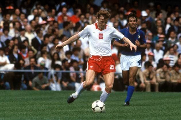 Zbigniew Boniek (Polen) zieht ab Fußball WM Herren Weltmeisterschaft 1982, Nationalmannschaft, Nationalteam, Nationaltrikot, Gruppe 1 Einzelbild Vigo Dynamik,