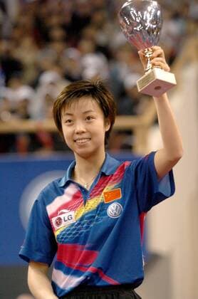 Zhang Yining (China), Weltmeisterin im Einzel und im Doppel, wird als beste Spielerin der Weltmeisterschaft 2005 geehrt -  Tischtennis WM Damen 48. Weltmeisterschaft 2005, Nationalmannschaft, Nationalteam, Nationaltrikot Einzelbild IMCp04666115 Shanghai Freude,