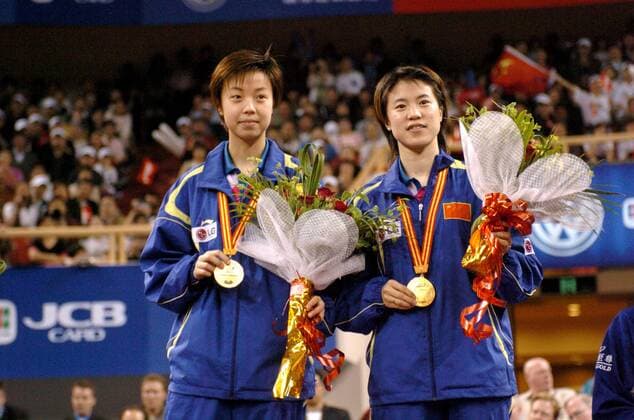 Siegerehrung Damen Doppel: Zhang Yining (li.) und Wang Nan (beide China) zeigen stolz ihre Goldmedaillen -  Tischtennis WM Damen 48. Weltmeisterschaft 2005, Nationalmannschaft, Nationalteam, Gruppe IMCp04666121 Shanghai Freude,
