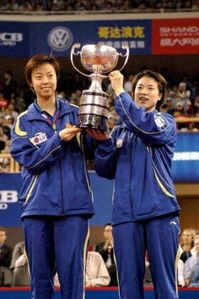 Siegerehrung Damen Doppel: Die Weltmeister Zhang Yining (li.) und Wang Nan (beide China) stemmen gemeinsam die Trophäe -  Tischtennis WM Damen 48. Weltmeisterschaft 2005, Nationalmannschaft, Nationalteam Gruppe IMCp04666130 Shanghai Freude,