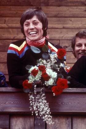 Olympiasiegerin Rosi Mittermaier (BR Deutschland) mit einem Blumenstrauß auf dem Balkon Alpiner Skilauf OS Winter Damen Olympische Winterspiele 1976, Olympia, Olympiade, Spiele, Ski Alpin, Skisport, Vdia Einzelbild Innsbruck Freude,