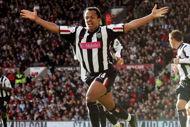 Robert Earnshaw (West Brom) - Torjubel - EDITORIAL USE ONLY. No use with unauthorised audio, video, data, fixture lists, club league logos or live services. Online in-match use limited to 120 images, no video emulation. No use in betting, games or single club league player publications. Fußball Herren English Premier League 2004 2005, 1. Englische Liga, West Bromwich Albion Einzelbild Manchester Freude, Begeisterung