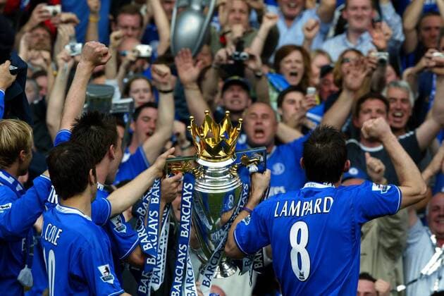 Frank Lampard (re.), John Terry (Mitte) und Joe Cole (alle Chelsea) präsentieren ihren Fans die Meistertrophäe -  Fußball Herren English Premier League 2004 2005, 1. Englische Liga, Chelsea FC London Gruppe London Begeisterung, Freude,