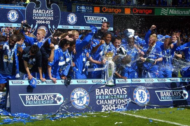 Barclays Premiership Champions 2004 2005: Die Spieler aus Chelsea lassen anlässlich des Gewinns der Meisterschaft die Sektkorken knallen - Fußball Herren English Premier League 2004 2005, 1. Englische Liga, Chelsea FC London, Totale Sponsor, Sponsoring, Werbepartner, Werbung London, Hauptsponsor, Wirtschaft Begeisterung, Freude,