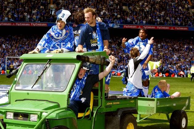 Chelsea Power: Robert Huth drückt kräftig aufs Gaspedal und kutschiert seine Kollegen in einem John Deere Traktor über das Spielfeld - Fußball Herren English Premier League 2004 2005, 1. Englische Liga, Chelsea FC London, Gruppe Schrei, schreien, Jubelschrei, Freudenschrei, London, John Deere Begeisterung, Freude,