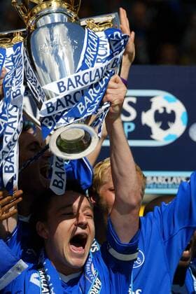 John Terry (Chelsea) präsentiert die Meisterschaftstrophäe, die unübersehbar mit Schleifen von Premier League Hauptsponsor Barclays geschmückt ist -  Fußball Herren English Premier League 2004 2005, 1. Englische Liga, Chelsea FC London, Einzelbild Sponsor, Sponsoring, Werbepartner, Werbung London Begeisterung, Freude,