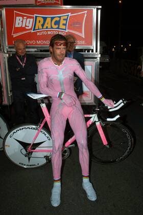 Mario Cipollini (Italien) am Rande des Prologs zum Giro d Italia 2005 -  Radsport Herren Giro d Italia 2005, Straßenradsport, Straße, Rad, ProTour, dItalia, Zeitfahren, Einzelzeitfahren Einzelbild Prolog: Reggio Calabria