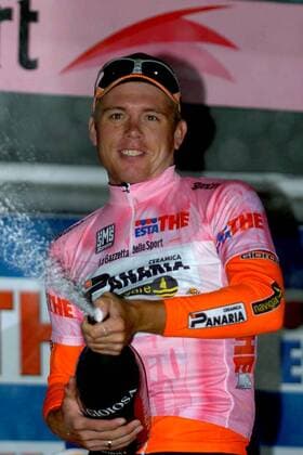 Brett Lancaster (Australien Ceramiche Panaria) feiert seinen Sieg beim Prolog zum Giro d Italia 2005 mit einer Sektdusche -  Radsport Herren Giro d Italia 2005, Straßenradsport, Straße, Rad, ProTour, dItalia, Zeitfahren, Einzelzeitfahren Einzelbild Prolog: Reggio Calabria Freude, Begeisterung,