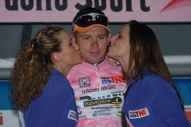 Brett Lancaster (Australien Ceramiche Panaria) - der Sieger des Prologs zum Giro d Italia 2005 bekommt das verdiente Siegerküsschen -  Radsport Herren Giro d Italia 2005, Straßenradsport, Straße, Rad, ProTour, dItalia, Zeitfahren, Einzelzeitfahren Gruppe Prolog: Reggio Calabria