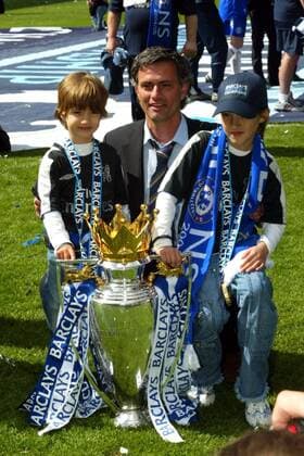 Trainer Jose Mourinho (Chelsea) mit seinen beiden Kinder Matilde (re.) und Jose Junior und dem Pokal für die gerade errungene Meisterschaft -  Fußball Herren English Premier League 2004 2005, 1. Englische Liga, Chelsea FC London, Gruppe London Freude,