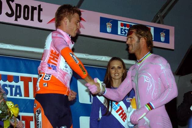 Mario Cipollini (Italien, re.) gratuliert Brett Lancaster (Australien Ceramiche Panaria), dem Sieger des Prologs zum Giro d Italia 2005 - Radsport Herren Giro d Italia 2005, Straßenradsport, Straße, Rad, ProTour, dItalia, Zeitfahren, Einzelzeitfahren Gruppe Prolog: Reggio Calabria Freude,