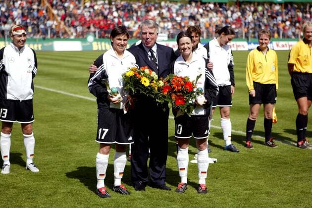 Ariane Hingst (li.) und Renate Lingor werden von DFB Vizepräsident Dr. h.c. Engelbert Nelle (alle Deutschland) für ihr 100. Länderspiel ausgezeichnet Fußball Länderspiel Damen Länderspiel 2005, Test, Testspiel, Nationalmannschaft, Nationalteam, Nationaltrikot, Gruppe Deutscher Fußballbund Osnabrück