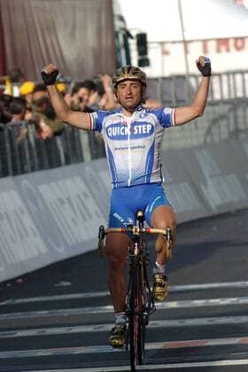 Etappensieger Paolo Bettini (Italien Quick Step) jubelt bei der Zieldurchfahrt -  Radsport Herren 88. Giro d Italia 2005, dItalia, ProTour, Straßenradsport, Straße, Rad Einzelbild 1. Etappe: Reggio Calabria - Tropea Tropea Freude,