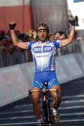 Etappensieger Paolo Bettini (Italien Quick Step) jubelt bei der Zieldurchfahrt -  Radsport Herren 88. Giro d Italia 2005, dItalia, ProTour, Straßenradsport, Straße, Rad Einzelbild 1. Etappe: Reggio Calabria - Tropea Tropea Freude,