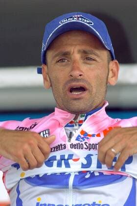 Etappensieger Paolo Bettini (Italien Quick Step) zieht sich das rosa Trikot des Führenden in der Gesamtwertung über -  Radsport Herren 88. Giro d Italia 2005, dItalia, ProTour, Straßenradsport, Straße, Rad Porträt 1. Etappe: Reggio Calabria - Tropea Tropea
