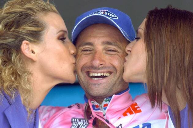 Etappensieger Paolo Bettini (Italien Quick Step) genießt sichtlich die Siegerküsschen -  Radsport Herren 88. Giro d Italia 2005, dItalia, ProTour, Straßenradsport, Straße, Rad Gruppe 1. Etappe: Reggio Calabria - Tropea Tropea Freude,