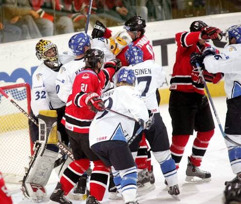 Rangelei vor dem finnischen Tor während des Zwischenrundenspiels Kanada - Finnland -  Eishockey WM Herren IIHF Weltmeisterschaft 2005, Länderspiel, Zwischenrunde, Nationalteam, Nationalmannschaft Gruppe Innsbruck