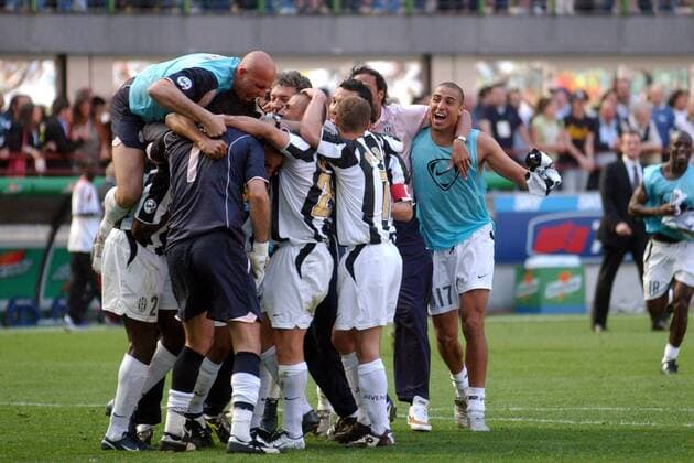 Mannschaftsjubel Juventus mit David Trezeguet (re.) und Torwart Gianluigi Buffon (2.v.li.) Fußball Herren Serie A 2004 2005, 1. Italienische Liga, Juventus Turin, Juve Totale Mailand Freude,
