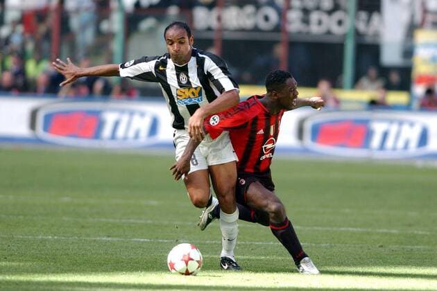 Emerson (Juventus, li.) gegen Clarence Seedorf (Milan) Fußball Herren Serie A 2004 2005, 1. Italienische Liga, AC Mailand - Juventus Turin 0:1, Juve Gruppe Mailand Dynamik,