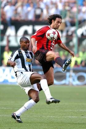 Alessandro Nesta (Milan, re.) gegen Marcelo Danubio Zalayeta (Juventus) Fußball Herren Serie A 2004 2005, 1. Italienische Liga, AC Mailand - Juventus Turin 0:1, Juve Gruppe Mailand Dynamik,