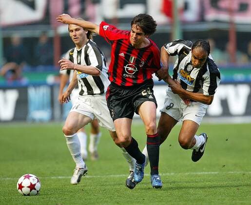 Kaka (Milan, Mitte) gegen Emerson (re.) und Pavel Nedved (beide Juventus) Fußball Herren Serie A 2004 2005, 1. Italienische Liga, AC Mailand - Juventus Turin 0:1, Juve Gruppe Mailand Dynamik,
