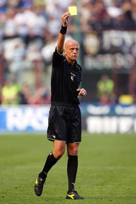 Schiedsrichter Pierluigi Collina zeigt die Gelbe Karte Fußball Herren Serie A 2004 2005, 1. Italienische Liga Einzelbild Mailand