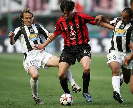 Kaka (Milan, Mitte) am Ball gegen Pavel Nedved (li.) und Emerson (beide Juventus) -  Fußball Herren Serie A 2004 2005, 1. Italienische Liga, AC Mailand- Juventus Turin 0:1, Juve, Vdig, Gruppe Mailand Dynamik,