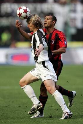 Pavel Nedved (Juventus, li.) setzt sich gegen Cafu (Milan) durch -  Fußball Herren Serie A 2004 2005, 1. Italienische Liga, AC Mailand- Juventus Turin 0:1, Juve, Vdig, Gruppe Mailand Dynamik,