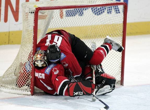 Goalie Roberto Luongo (unten) und Rick Nash (beide Kanada) haben es sich im Kasten gemütlich gemacht Eishockey WM Herren IIHF Weltmeisterschaft 2005, Länderspiel, Nationalmannschaft, Nationalteam, Nationaltrikot, Gruppe Innsbruck
