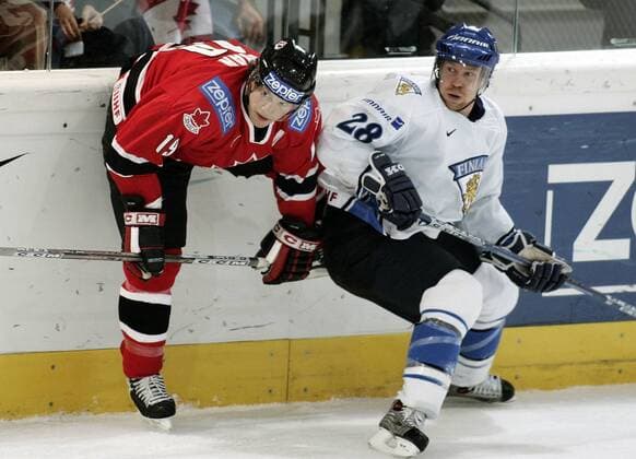 Jani Rita (Finnland, re.) gegen Shane Doan (Kanada) Eishockey WM Herren IIHF Weltmeisterschaft 2005, Länderspiel, Nationalmannschaft, Nationalteam, Nationaltrikot, Gruppe Innsbruck Dynamik,