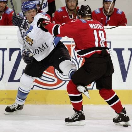 Petteri Nummelin (Finnland, li.) hakt sich bei Kirk Maltby (Kanada) ein Eishockey WM Herren IIHF Weltmeisterschaft 2005, Länderspiel, Nationalmannschaft, Nationalteam, Nationaltrikot, Gruppe Innsbruck Dynamik,