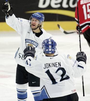 Torschütze Tomi Kallio (li.) und Olli Jokinen (beide Finnland) feiern das 3:1 Eishockey WM Herren IIHF Weltmeisterschaft 2005, Länderspiel, Nationalmannschaft, Nationalteam, Nationaltrikot, Gruppe Innsbruck Begeisterung, Freude,
