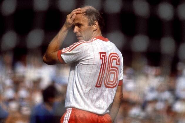 Grzegorz Lato (Polen) enttäuscht Fußball WM Herren Weltmeisterschaft 1982, Nationalmannschaft, Nationalteam, Nationaltrikot, Länderspiel, Halbfinale Einzelbild Barcelona Enttäuschung, Nachdenklichkeit, Erschöpfung,