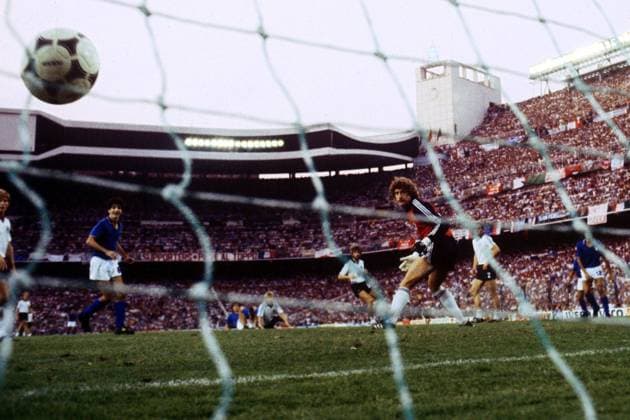 Harald Schumacher (BR Deutschland) kann nur machtlos zuschauen wie der Ball zum 2:0 im Netz landet Fußball WM Herren Weltmeisterschaft 1982, Nationalmannschaft, Nationalteam, Nationaltrikot, Länderspiel, Finale Totale Estadio Santiago Bernabeu, Stadion Madrid, Zuschauer, Publikum