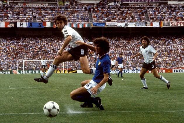 Klaus Fischer (BR Deutschland, li.) gegen Fulvio Collovati (Italien, Mitte), Paul Breitner (BR Deutschland) schaut zu Fußball WM Herren Weltmeisterschaft 1982, Nationalmannschaft, Nationalteam, Nationaltrikot, Länderspiel, Finale Gruppe Madrid Dynamik, Kampf,