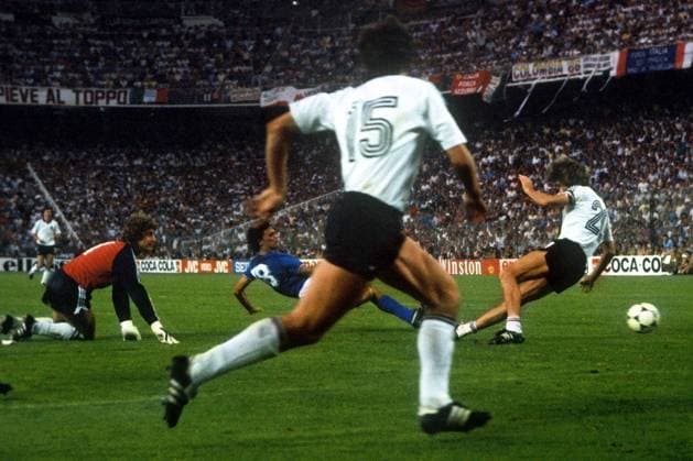 Alessandro Altobelli (Italien, Mitte) trifft zum 3:0, Torwart Harald Schumacher, Manfred Kaltz (re.) und Uli Stielike (alle BR Deutschland) sind geschlagen Fußball WM Herren Weltmeisterschaft 1982, Nationalmannschaft, Nationalteam, Nationaltrikot, Länderspiel, Finale Gruppe Madrid Dynamik, Kampf,