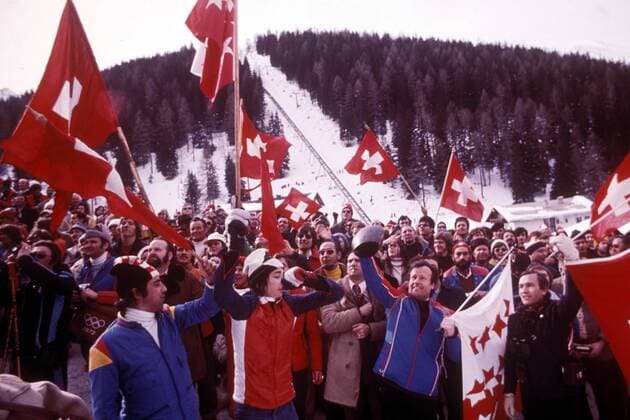 Schweizer Fans bejubeln den olympischen Doppelsieg im Riesenslalom Alpiner Skilauf OS Winter Herren Olympische Winterspiele Innsbruck 1976, Olympia, Olympiade, Spiele, Ski Alpin, Skisport, Vdia Totale Hoadl Freude,