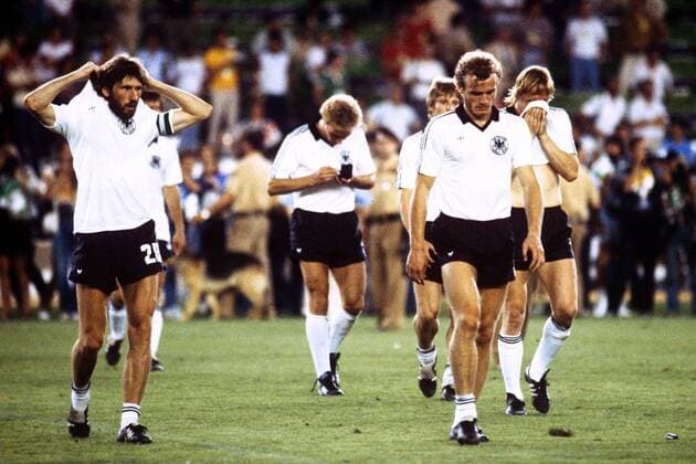 Enttäuschter Abgang BR Deutschland, u.a. mit: Horst Hrubesch (re.), Hans Peter Briegel (2.v.re.) und Manfred Kaltz (li.) Fußball WM Herren Weltmeisterschaft 1982, Nationalmannschaft, Nationalteam, Nationaltrikot, Länderspiel, Finale Gruppe Madrid Enttäuschung, Nachdenklichkeit,