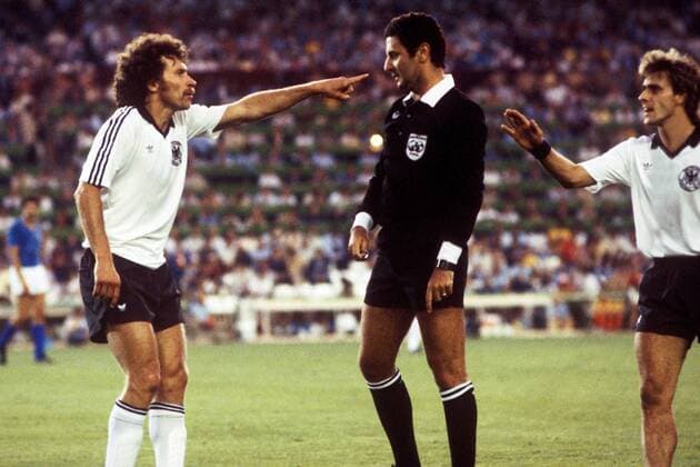 Paul Breitner (li.) und Pierre Littbarski (beide BR Deutschland) reden auf FIFA Schiedsrichter Arnaldo Coelho (Brasilien) ein Fußball WM Herren Weltmeisterschaft 1982, Nationalmannschaft, Nationalteam, Nationaltrikot, Länderspiel, Finale Gruppe Madrid