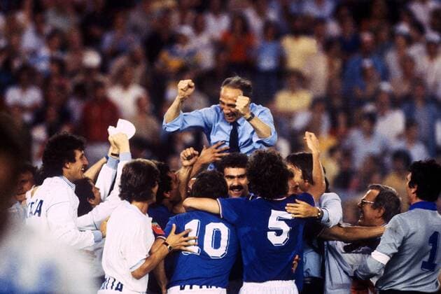 Weltmeister Italien: Nationaltrainer Enzo Bearzot wird von den Spielern gefeiert, u.a. mit: Torwart Dino Zoff (re.), Fulvio Collovati (5), Giussepe Bergomi (Mitte), Giuseppe Dossena (10) und Ersatztorwart Giovanni Galli (li.) Fußball WM Herren Weltmeisterschaft 1982, Nationalmannschaft, Nationalteam, Nationaltrikot, Länderspiel, Finale Totale Madrid Begeisterung, Freude,