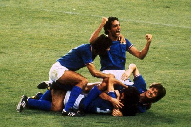 Schlußjubel Italien: Claudio Gentile (re.), Antonio Cabrini (li.) und die am Boden liegenden Alessandro Altobelli (vorn, re.) der sich mit Paolo Rossi (Mitte) und Fulvio Collovati umarmt Fußball WM Herren Weltmeisterschaft 1982, Nationalmannschaft, Nationalteam, Nationaltrikot, Länderspiel, Finale Gruppe Madrid Begeisterung, Freude,