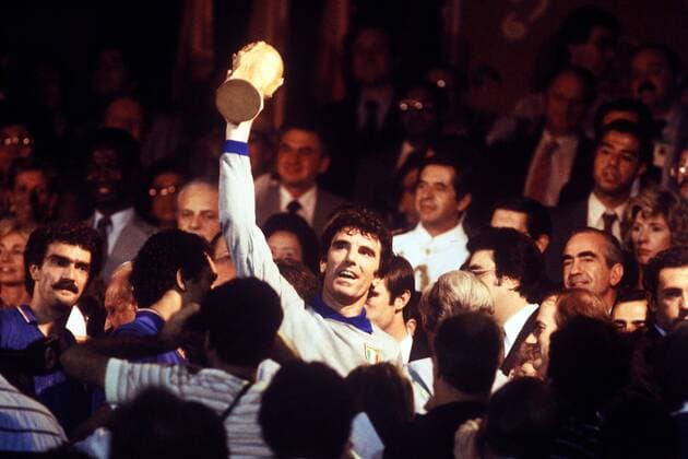 Italien ist Weltmeister: Torwart Dino Zoff präsentiert stolz den FIFA WorldCup, daneben Claudio Gentile (2.v.li.) und Giuseppe Bergomi (li.) Fußball WM Herren Weltmeisterschaft 1982, Nationalmannschaft, Nationalteam, Nationaltrikot, Länderspiel, Finale Totale Madrid Begeisterung, Freude,
