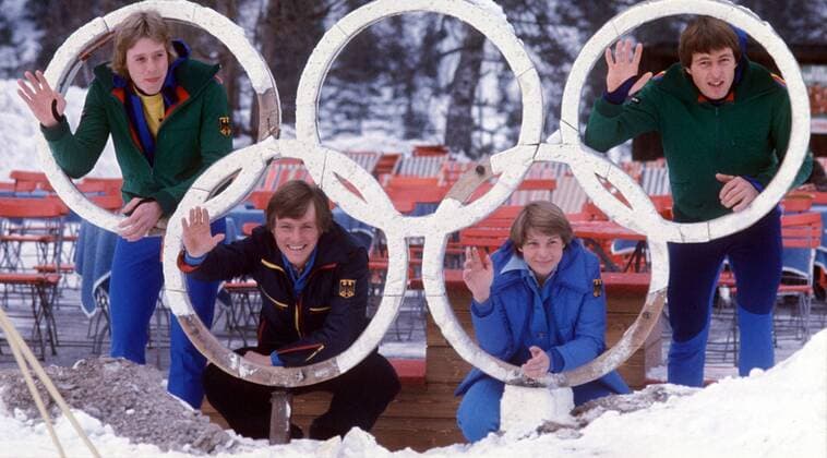 V.li.: Günther Abel, Georg Zipfel, Iris Schulze und Urban Hettich (alle BR Deutschland) grüßen aus den olympischen Ringen Nordischer Skilauf OS Winter Herren Olympische Winterspiele Innsbruck 1976, Olympia, Olympiade, Spiele, Ski Nordisch, Skisport, Vdia Gruppe Seefeld
