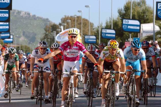 Robbie McEwen (Australien Davitamon Lotto) gewinnt die 2. Etappe vor Isaac Galvez Lopez (Spanien Illes Balears, 2.v.re.) und Robert Förster (Deutschland Gerolsteiner, re.) -  Radsport Herren 88. Giro d Italia 2005, dItalia, ProTour, Straßenradsport, Straße, Rad Totale Catanzaro Lido - San Maria del Cedro 2. Etappe Freude,